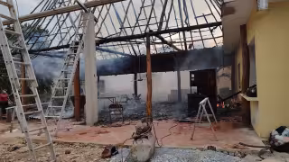 Al parecer el incendio se generó por una chispa por trabajos de soldadura