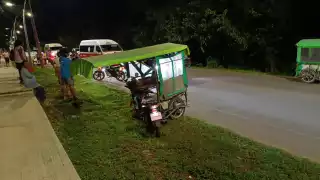 Invade carril y choca contra mototaxi: motociclista y chofer resultan heridos