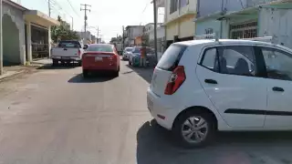 Sin lesiones, pero con daños: Bloqueo vial tras maniobra en reversa