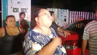 La madre del menor dio parte a las autoridades y sufrió una crisis nerviosa, por lo que fue atendida por paramédicos de la Cruz Roja