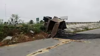 El conductor volcó a un costado del puente de la Mérida-Cancún
