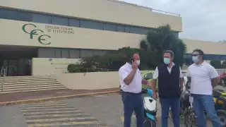 Director de la SMAPAC en las instalaciones de CFE