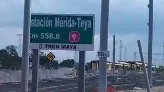 El presidente Andrés Manuel López Obrador llega a bordo del Tren Maya a Teya