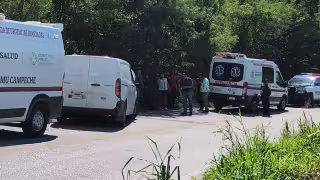 ¡Fuerte encontronazo! Dos vehículos chocan de frente cerca de Castamay