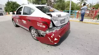 Una camioneta Jeep impactó a un taxi sobre el puente del Playón en Campeche.