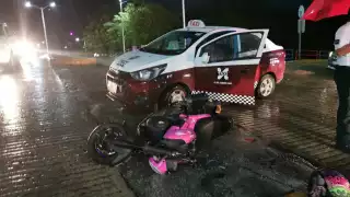 La motocicleta quedó dañada sobre el pavimento y su dueña lesionada.