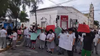 Los alumnos y maestros protestan en el Centro de Mérida e