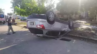 La conductora perdió el control hasta terminar volcada