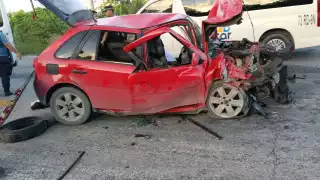 El Pointer rojo quedó completamente destrozado en la carretera.