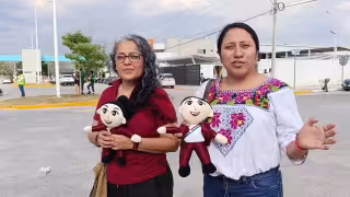 Dos campechanas llamaron la atención durante la visita de la Presidenta Claudia Sheinbaum Pardo al portar muñecas artesanales inspiradas en su imagen.