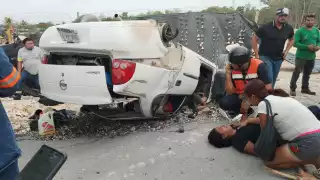 Pareja sufre accidente vial en la avenida José López Portillo