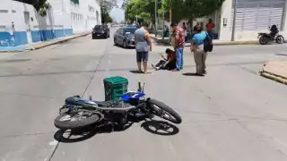 Por intentar rebasar un auto, motociclista termina en el pavimento en Ciudad del Carmen