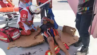 La mujer herida recibió atención médica de los paramédicos que arribaron al lugar