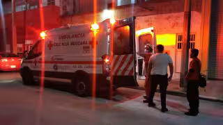 La mujer presentó fracturas en el cuerpo, por lo que fue trasladada a un hospital