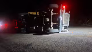 Camión cañero vuelca en Champotón; sólo daños materiales