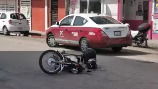 Un motociclista repartidor fue impactado por un taxi que dio una vuelta en "U" sin señalizar en la colonia Compositores.