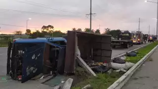 Tres personas resultaron lesionados en la volcadura