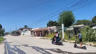 Vecinos de la colonia La Playa, en Champotón, llevan más de 12 horas sin energía eléctrica.