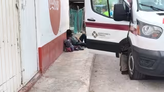 Paramédicos atienden crisis convulsiva en vía pública