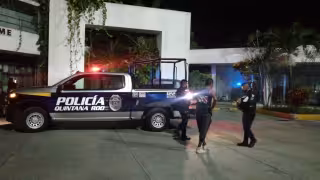 Hombre rompe cristal de una tienda y huye con varios artículos en Cozumel