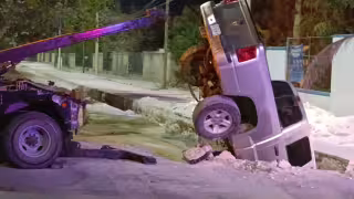 Camioneta incrustada en obra de Smapac en la capital