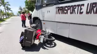 El neumático delantero de la motocicleta quedó destrozado