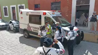 Paramédicos rescantan a un adulto mayor