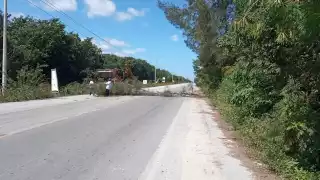 Mahahualenses advierten con bloquear carretera Bacalar-Tulum por inacción de CFE.