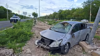 El auto involucrado en el accidente quedó con severos daños.