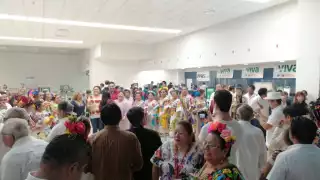 Con bailes de jarana, mucho animo y emoción esperan a Claudia Sheinbaum en Mérida