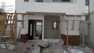 La mujer exhibió que la construcción de su casa quedó en obra negra