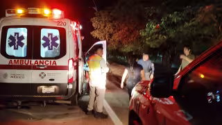 Mujer sale disparada tras choque entre moto y triciclo
