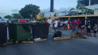 Bloquean calles de Playa del Carmen por falta de energía eléctrica