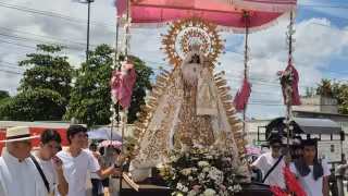 Fieles participan en magna procesión de la Virgen de las Mercedes