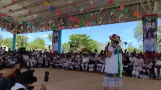 Posteriormente, al acto político, la candidata recorrió la zona donde se registró el incendio de una casa