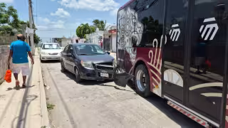Intentó incorporarse sin precaución y terminó impactado por un autobús Ko’ox