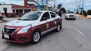 Taxi impacta a camioneta en cruce con preferencia