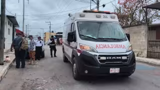 Un hombre sufrió un ataque epiléptico y resultó lesionado tras caer de su propia altura en Colonial Campeche.