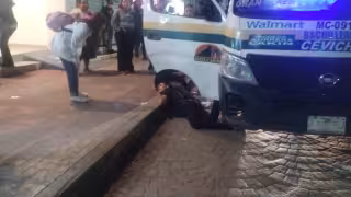 El joven fue atropellado por la unidad de transporte cuando iba a subir a la banqueta.