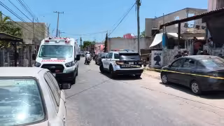 Un adulto mayor murió presuntamente por un infarto mientras era trasladado de emergencia en un vehículo particular.