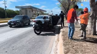 Motociclista choca contra patrulla en avenida Héroe de Nacozari.