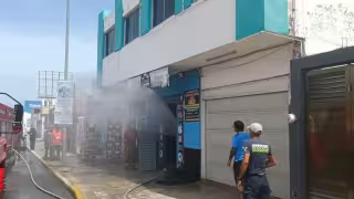 Un cortocircuito provocó un incendio en un local de celulares.