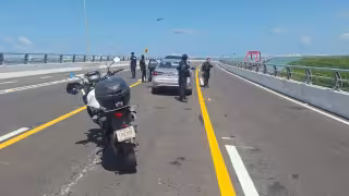 Elementos policiacos llegaron al lugar y abanderaron el auto detenido.