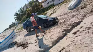 Sujeto ignora restricciones establecidas y entra a la zona de playa con su auto