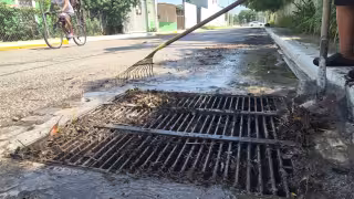 Acción ciudadana: Bartolo Yescas retira fango y basura en la Lázaro Cárdenas