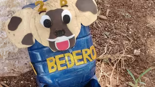 Joven coloca bebederos ante las altas temperaturas en Nunkiní