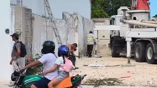 Tres albañiles resultaron lesionados tras el colapso parcial de un techo en construcción en Campeche.