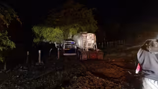 Ambos vehículos terminaron fuera de la carretera tras el accidente.