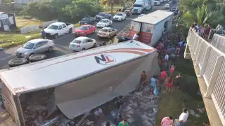 Decenas de personas saquearon un tráiler que transportaba cervezas y se accidentó en Tabasco.