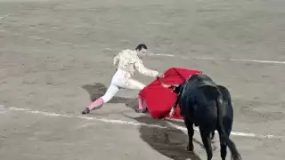 Mauro Lizardo celebra su cumpleaños con faena bajo la lluvia